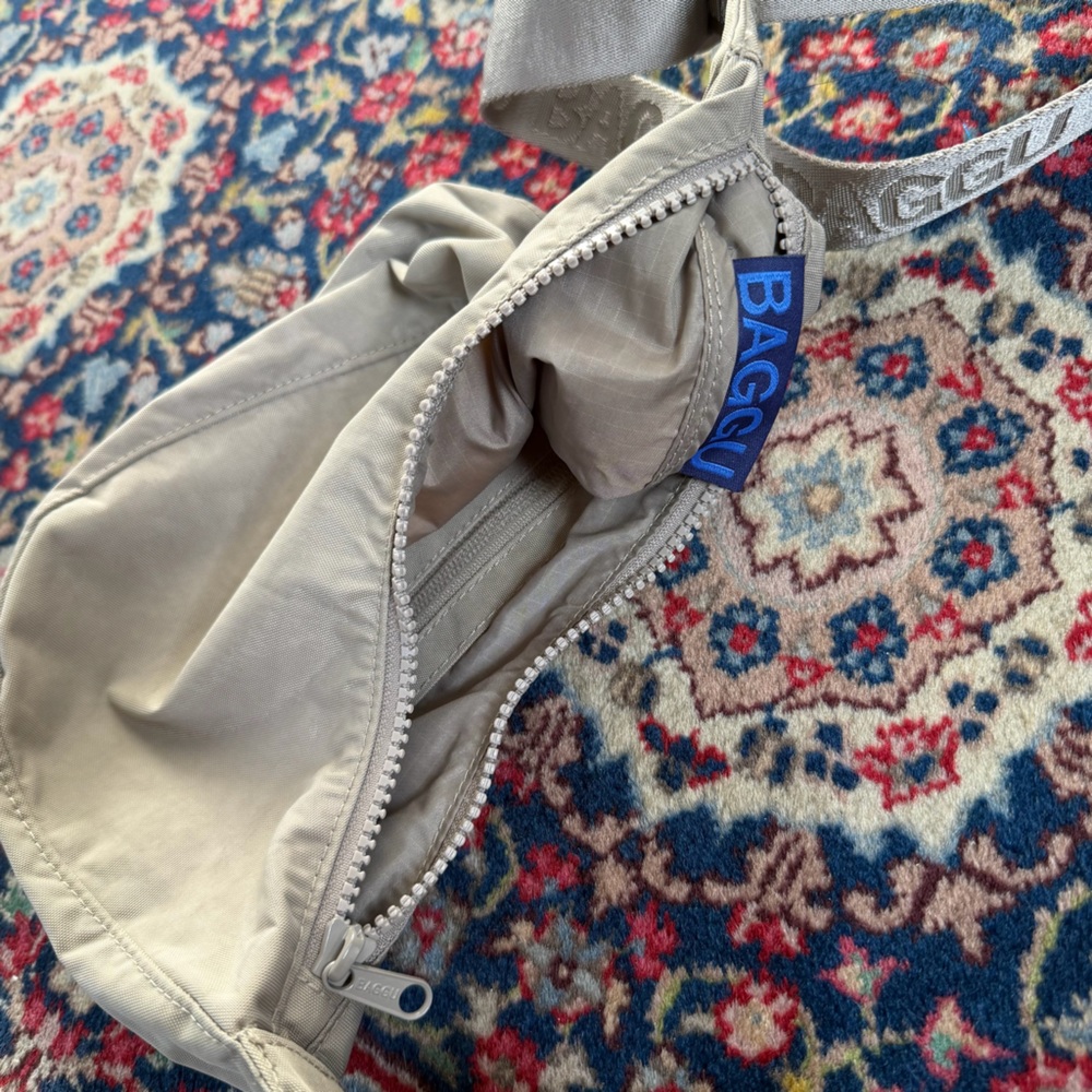 BAGGU Dove Small Crescent Bag - Picture 4 of 6